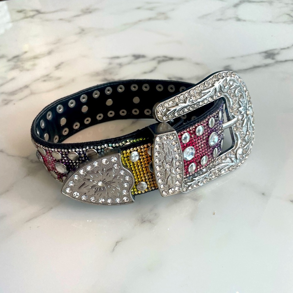 Short rhinestoned buckle belt